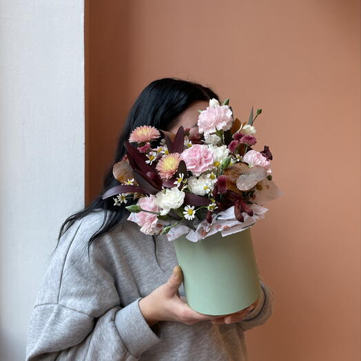 Композиция с леукадендроном, диантусами и эвкалиптом