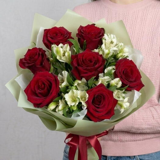 Яркий букет с красной розой и альстромерией🌹