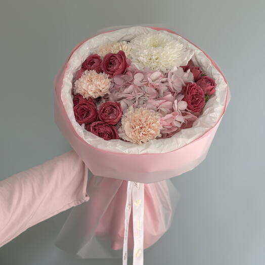 Гортензия , 3 диантуса, 3 розы и хризантема