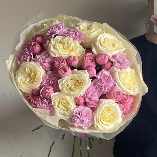 Букет с пионовидной кустовой розой, розой Кэндл Лайт и Диантусами 🌸 Размер L