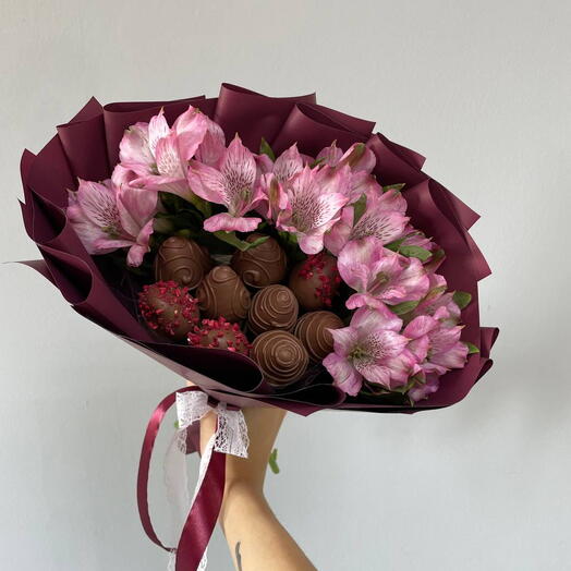 Букет с клубникой в шоколаде и альстромерией 🌺