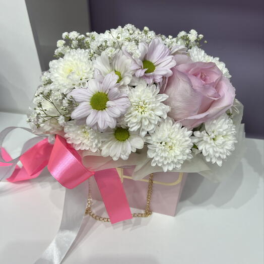 Композиция с хризантемами Dianthus и розу