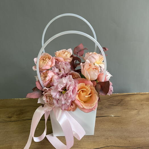 Коробка с Джульеттой кустовой эустомой и эвкалиптом