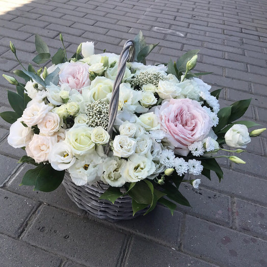 Корзина с пионовидными розами