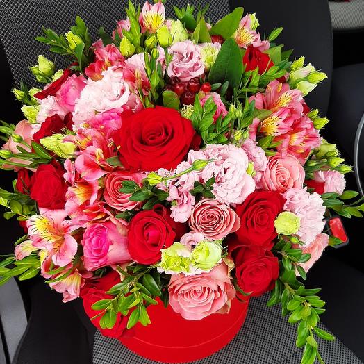Arrangement of roses in a hat box