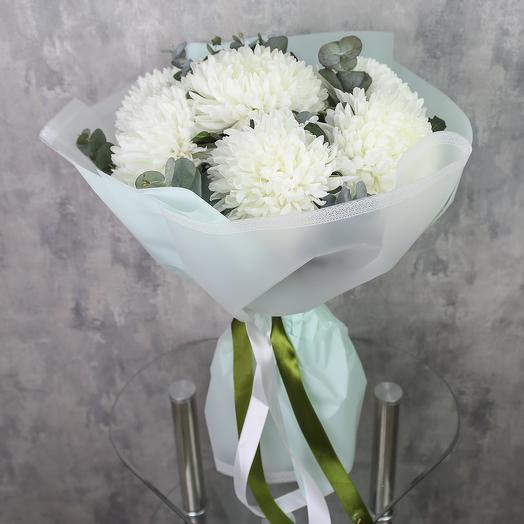 Bouquet of chrysanthemums "7 white chrysanthemums with eucalyptus" in designer packaging