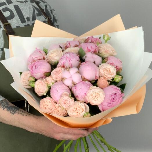 Ramo de peonías y rosas