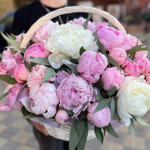 Корзина с пионами🌸 41 шт и эвкалипт
