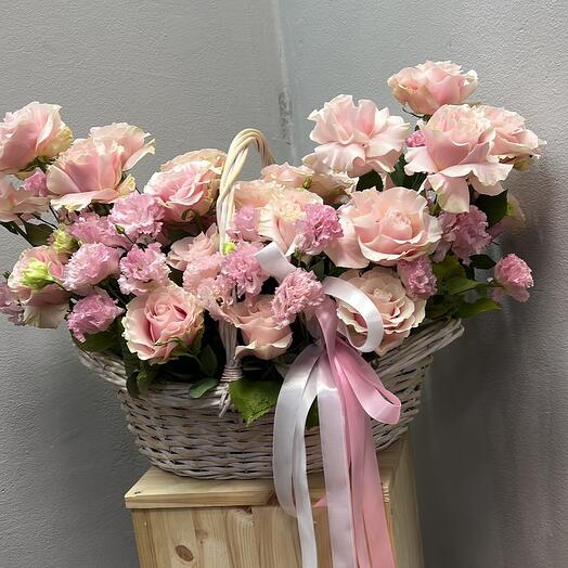 Cesta con rosas peonías enrolladas