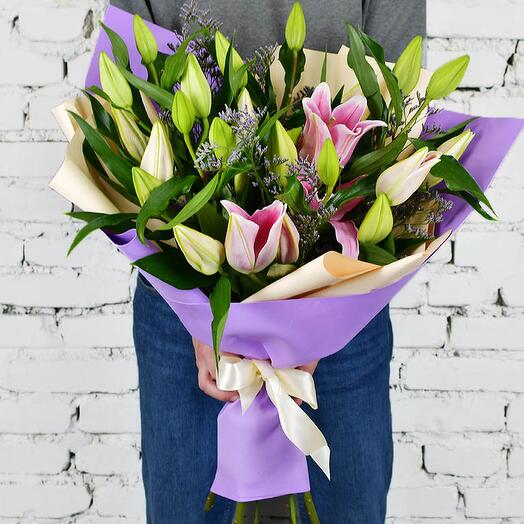 Bouquet of 5 pink lilies with limonium