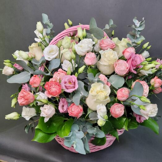 Basket of roses and lisianthus
