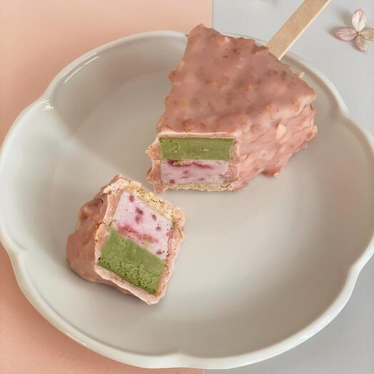 Tarta de queso en un palo de Frambuesa y Pistacho