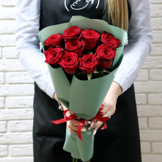 Ramo de 9 rosas rojas en paquete verde