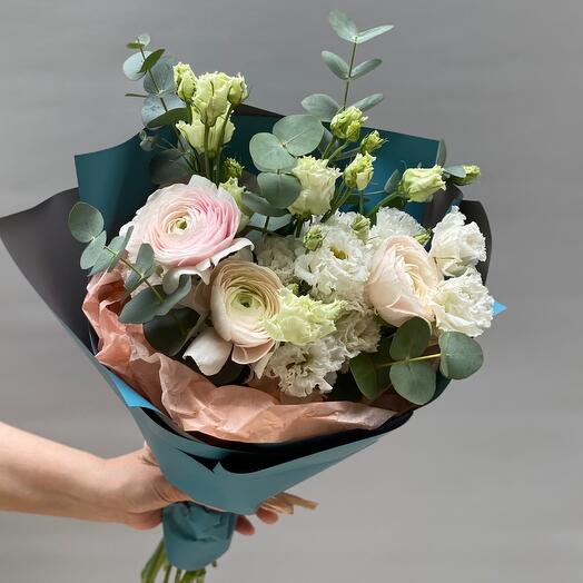 Delicado ramo con Ranunculus y eustoma