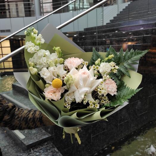 Ramo de rosa, Lisianthus y waxflauer