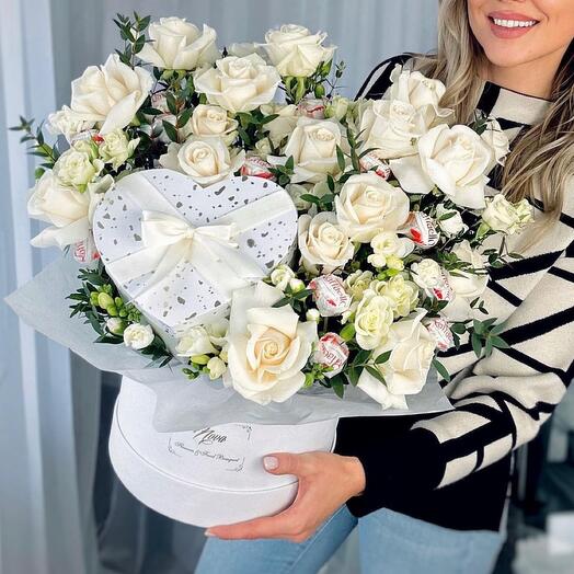 Caja de rosas y dulces