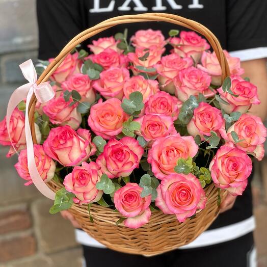 Rosas delicadas con eucalipto