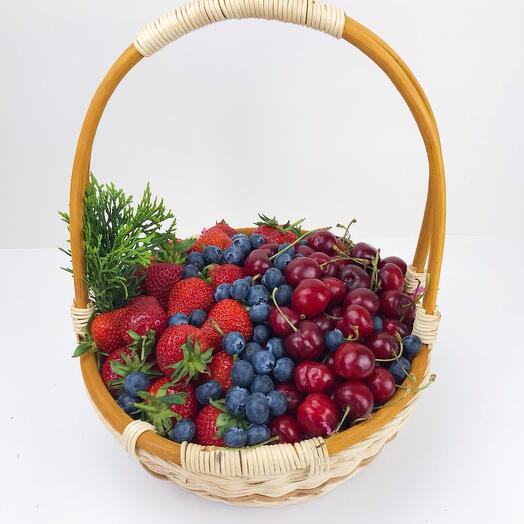 Корзина с клубникой, черешней и голубикой