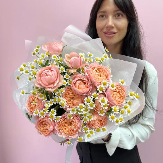 Букет из кустовых пионовидных роз с ромашками 💕