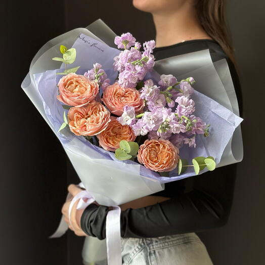 Дуобукет с кустовой пионовидной розой и маттиолой💜