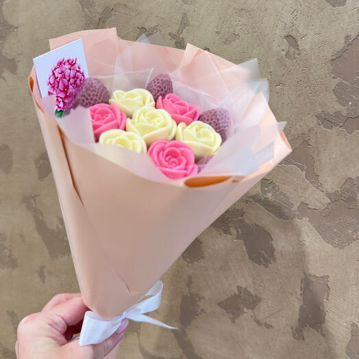 Шоколадні троянди з ягодами