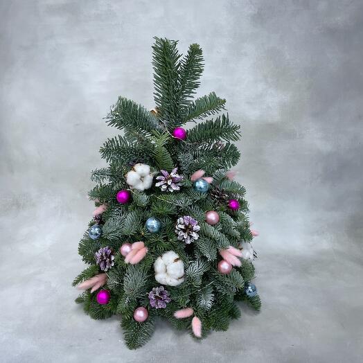 Нежная елка с гирляндой и лагурусом