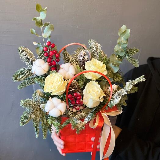 Белые розы новогоднем в зимняя в оформлении из нобилиса и хлопка «Новогоднее чудо»