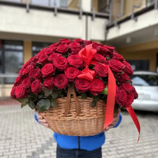100 qırmızı qızılgül səbətdə