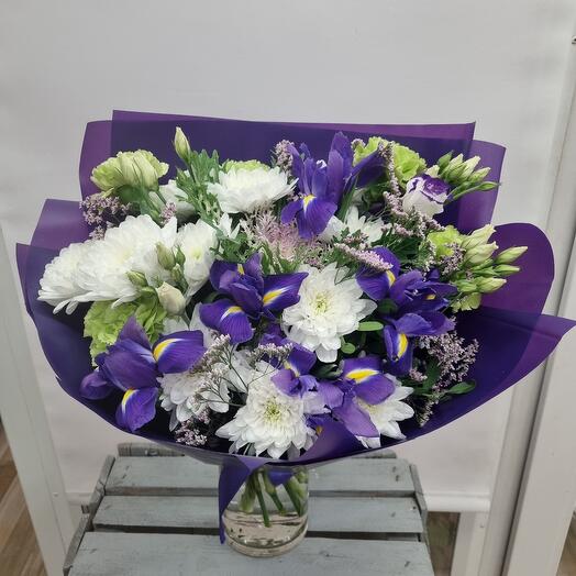 Ирисы с гвоздикой и хризантемами