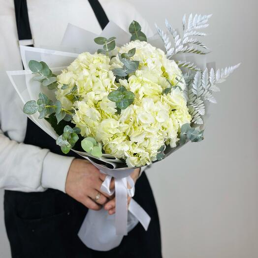 Bouquet of 3 white hydrangeas with eucalyptus