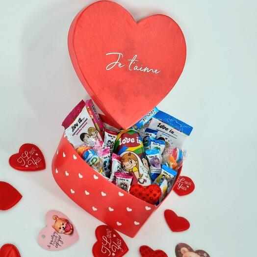 Сладкая Валентинка красное сердце со сладостями love is
