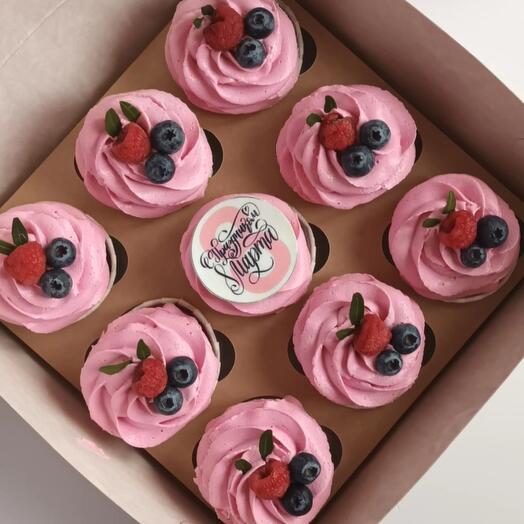 Капкейки с надписью и ягодами в подарок на 8 Марта