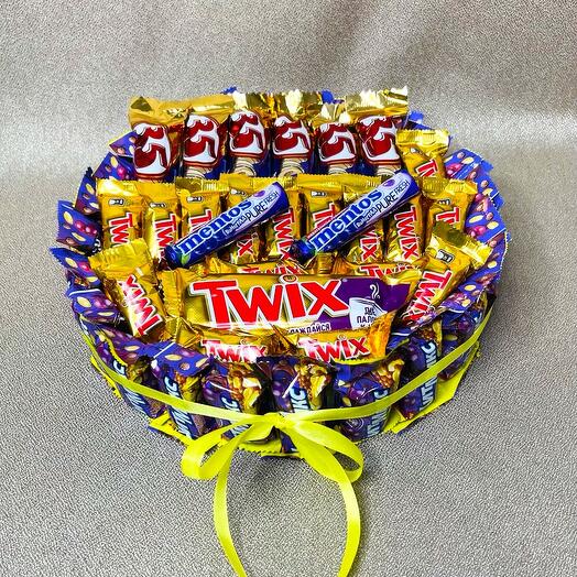 Букет/композиция из шоколадных конфет Хитмикс", Twix, 35, шоколадного батончика Twix и жевательных резинок Mentos
