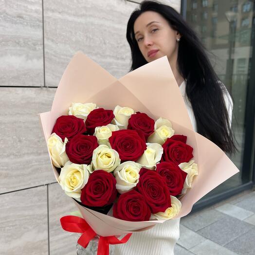 Букет из роз красной и белой 21 штука