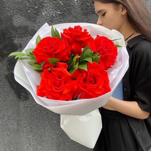 5 красных роз