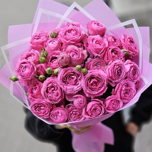 Ramo de rosas en forma de peonía en la decoración