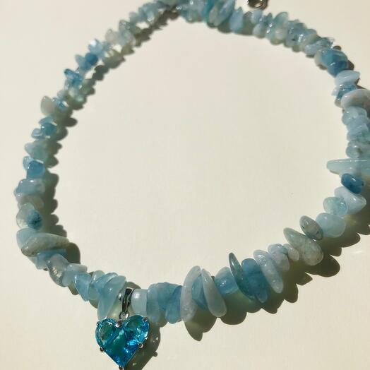 Колье из аквамарина и подвеской в виде сердца