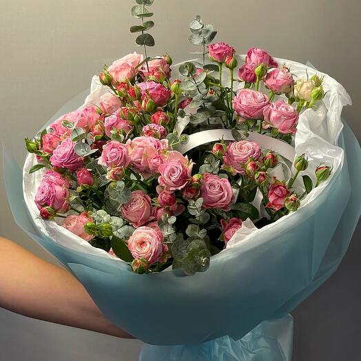 Monobooket de 9 rosas arbustivas en forma de peonía con eucalipto