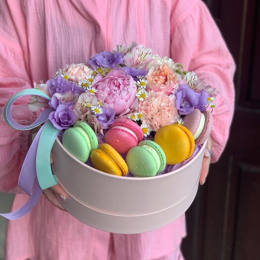 Цветы в коробке с макарунсами