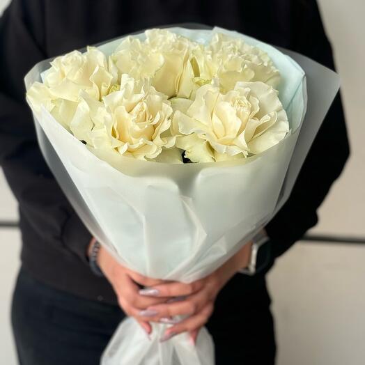 Ramo de 5 rosas grandes francesas blancas