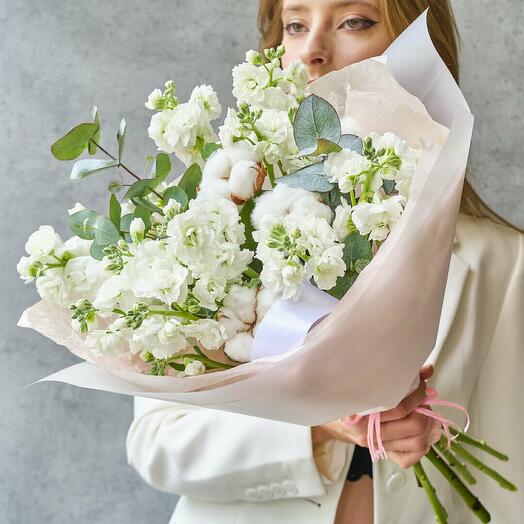 Белый букет из ароматной маттиолы и хлопка