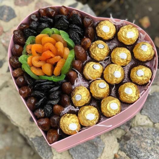 Подарочный набор сухофруктами; Ferrero Rocher конфетами