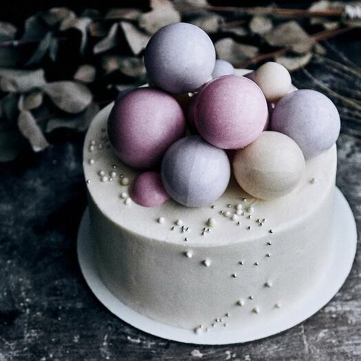 Торт с шоколадными сферами