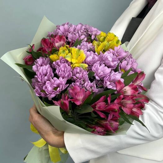 Букет из кустовой хризантемы  и альстромерии