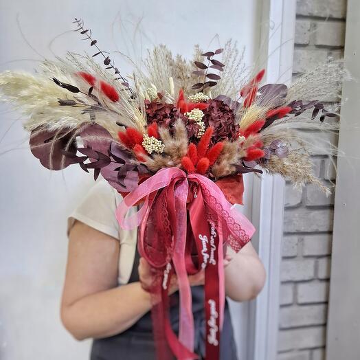 Композиция в коробке из сухоцветов и стабилизированных цветов