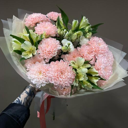 Lush chrysanthemums with alstroemeria
