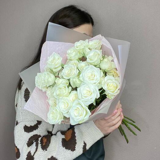 7 bushy white roses