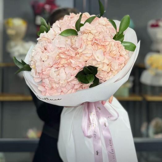 Объемный букет из королевской гортензии