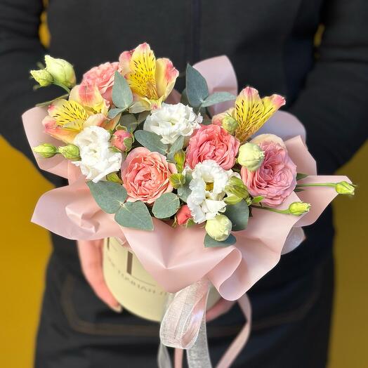 Composición de rubor con Lisianthus y rosas de peonía arbustivas (066)