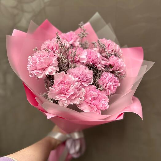 Букет с диантусами (гвоздикой) и лимониумом